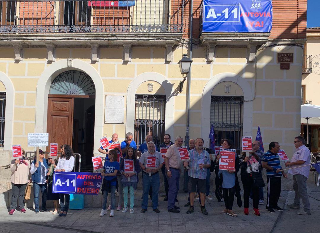 Varios vecinos se concentran en el paro de cinco de minutos de La España Vaciada