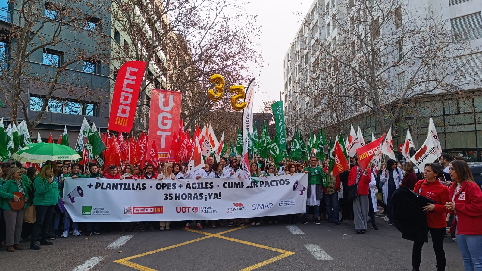 Concentración de los sindicatos médicos antes la Conselleria de Sanidad en València