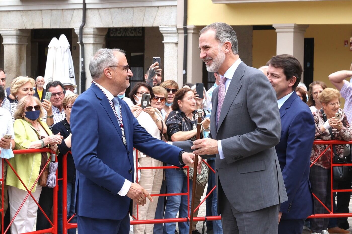 El rey saluda al alcalde, que le entrega el bastón