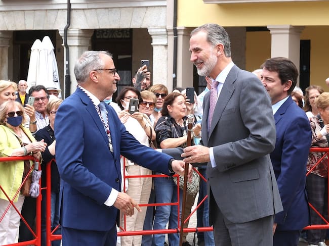El rey saluda al alcalde, que le entrega el bastón