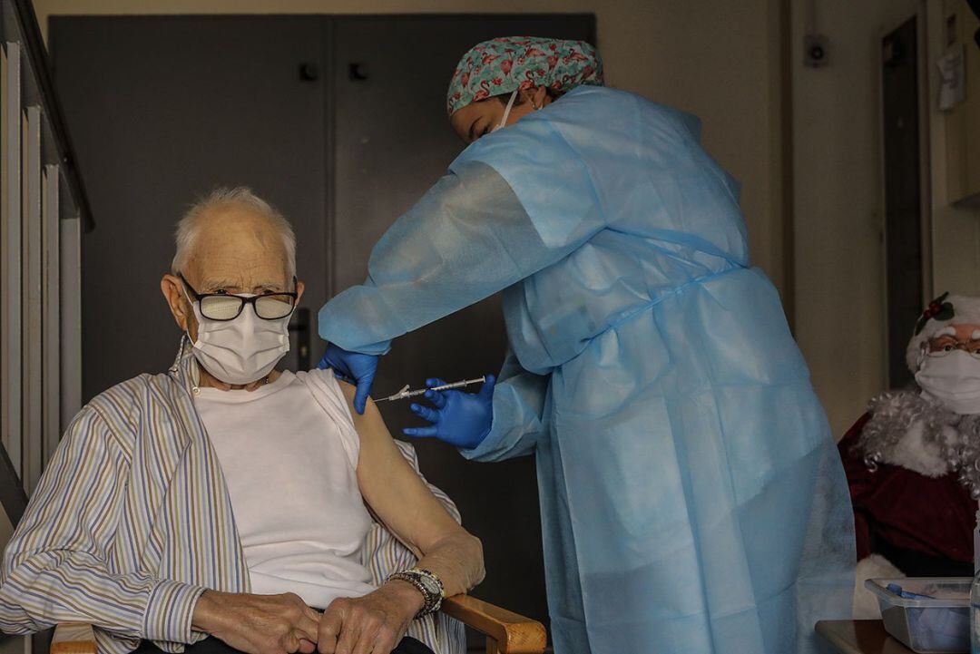 Batiste Martí, interno de la residencia de mayores Virgen del Milagro de Rafelbunyol (Valencia), de 81 años, ha sido la primera persona en recibir la vacuna frente a la Covid-19 en la Comunitat