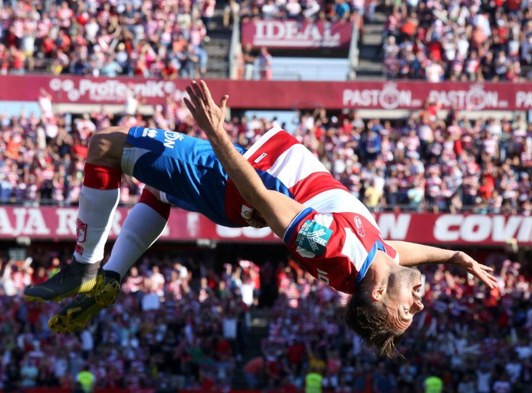 El jugador del Granada CF Rodrigo celebra el gol que ha marcado al Cádiz CF