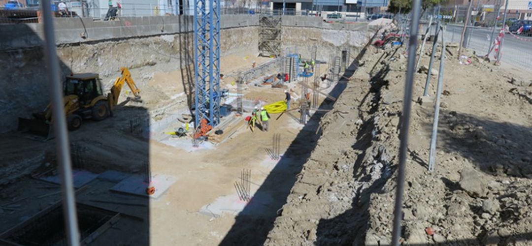 Las obras de las viviendas de la parcela de El Rosón se han reanudado para intentar recuperar el tiempo perdido.