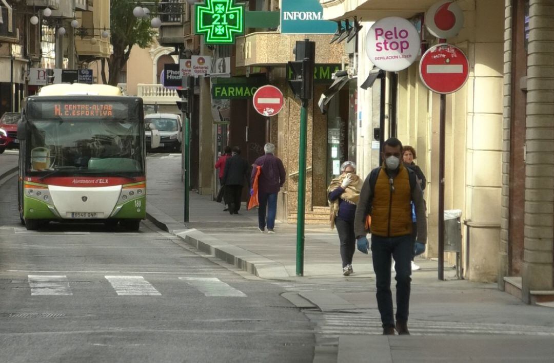 Gente por la calle en Elche con mascarillas