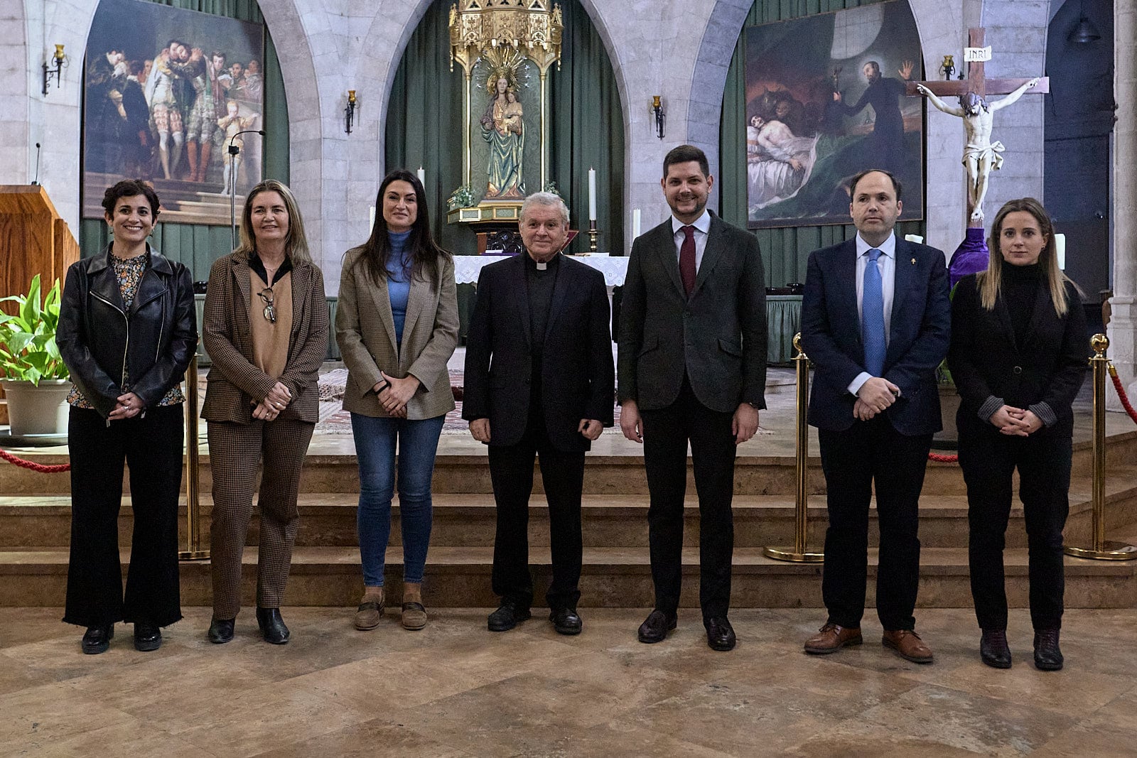 De izq. a drcha. Estela Pellicer, directora del Palau Ducal; Leonor de Arizón, directora del Monestir de Sant Jeroni de Cotalba; Balbina Sendra, concejala de Turismo de Gandia; Ángel Saneugenio, abad de la Colegiata; José Manuel Prieto, alcalde de Gandia; Francisco Gabarrón, director comercial de ArtiSplendore; y María Lagunas, directora de contenidos de la entidad.