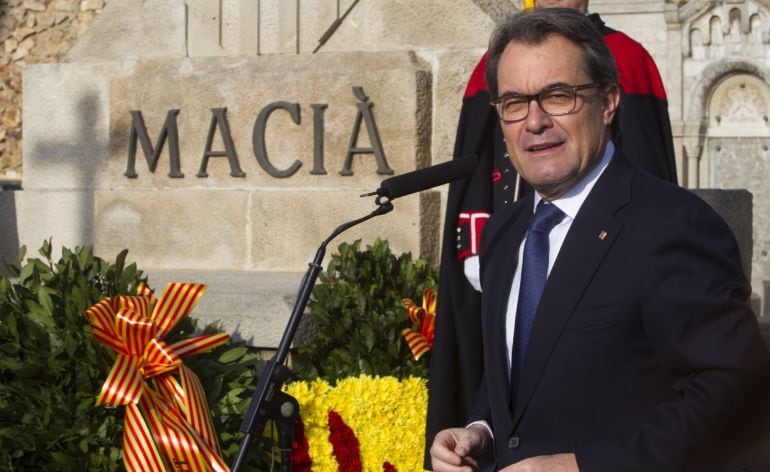 El presidente de la Generalitat de Cataluña en funciones, Artur Mas, durante la ofrenda floral delante de la tumba del presidente Francesc Macià, el pasado viernes.