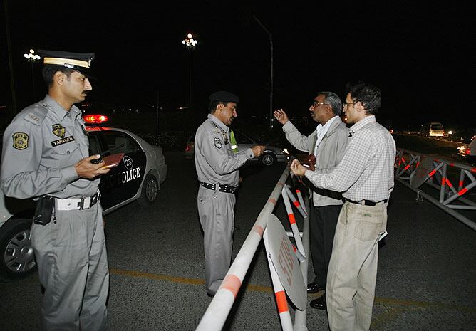 La policía de Paquistán bloquea el camino que conduce hacia la Casa de Presidente en Islamabad