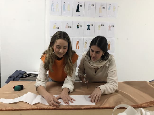 Carmen y Diana, estudiantes de diseño de moda trabajan en el atelier de Mario Cruz