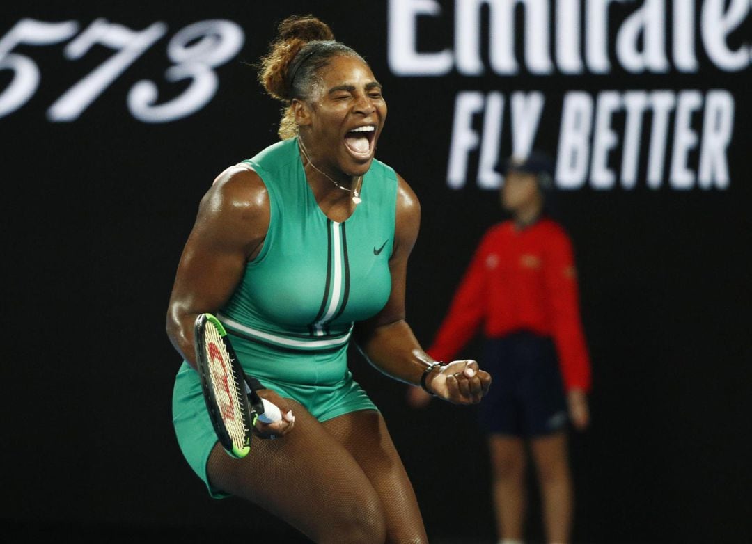 Serena Williams celebra un punto contra Simona Halep.