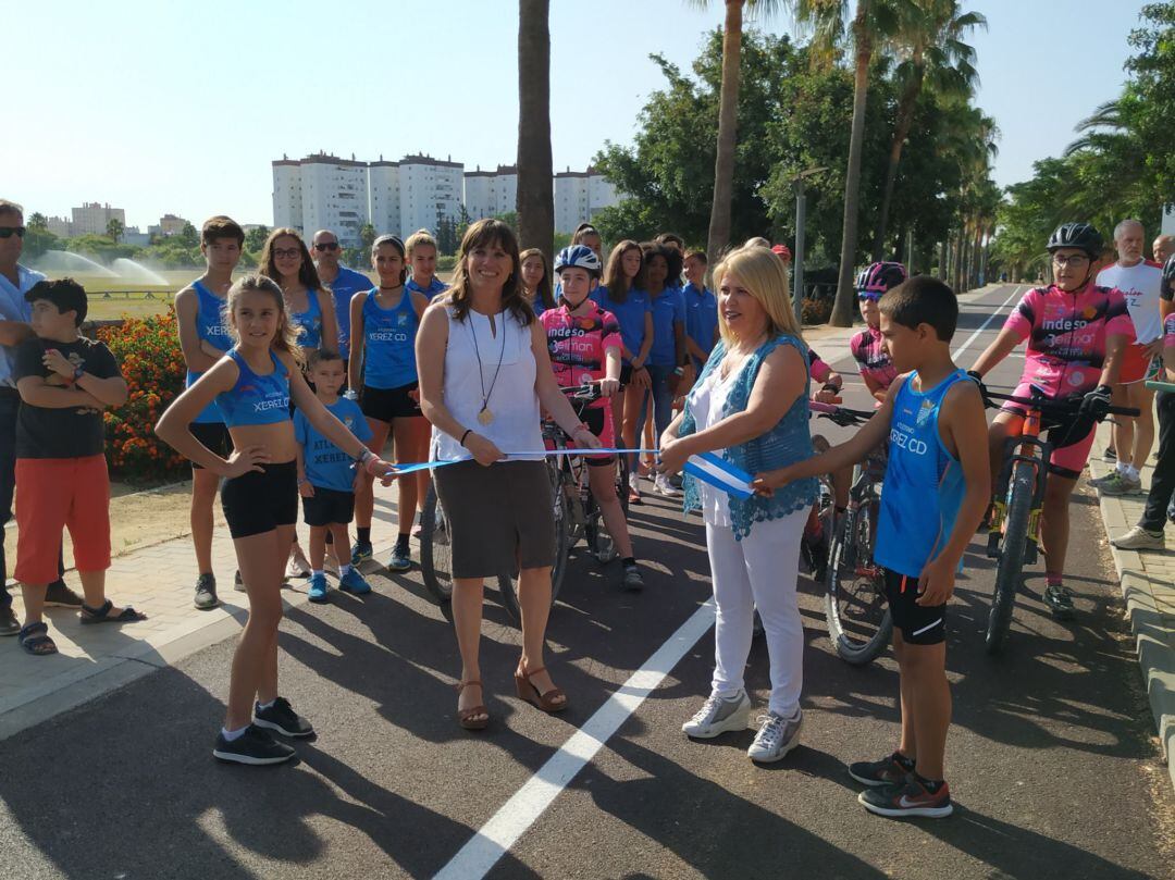 Mamen Sánchez, alcaldesa de Jerez, junto a Laura Álvarez, delegada municipal de Recursos, en la visita a la pradera hípica de Chapín