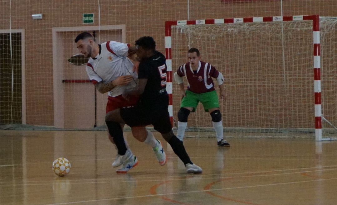 Matheus Nunes disputa un balón al visitante Javito