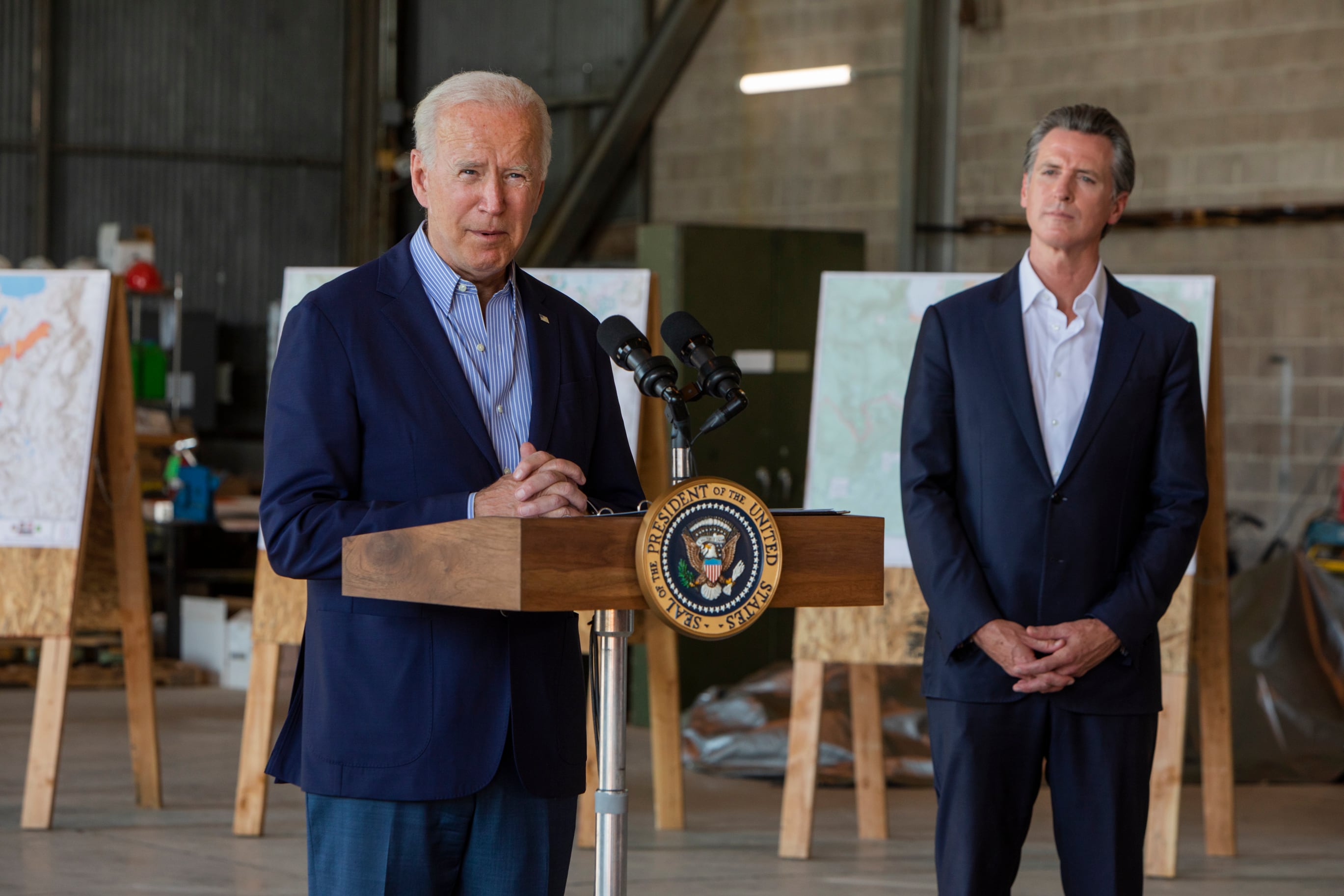 Joe Biden habla mientras le observa el gobernador de California, Gavin Newsom, que es uno de los líderes Demócratas que suena para sustituirle