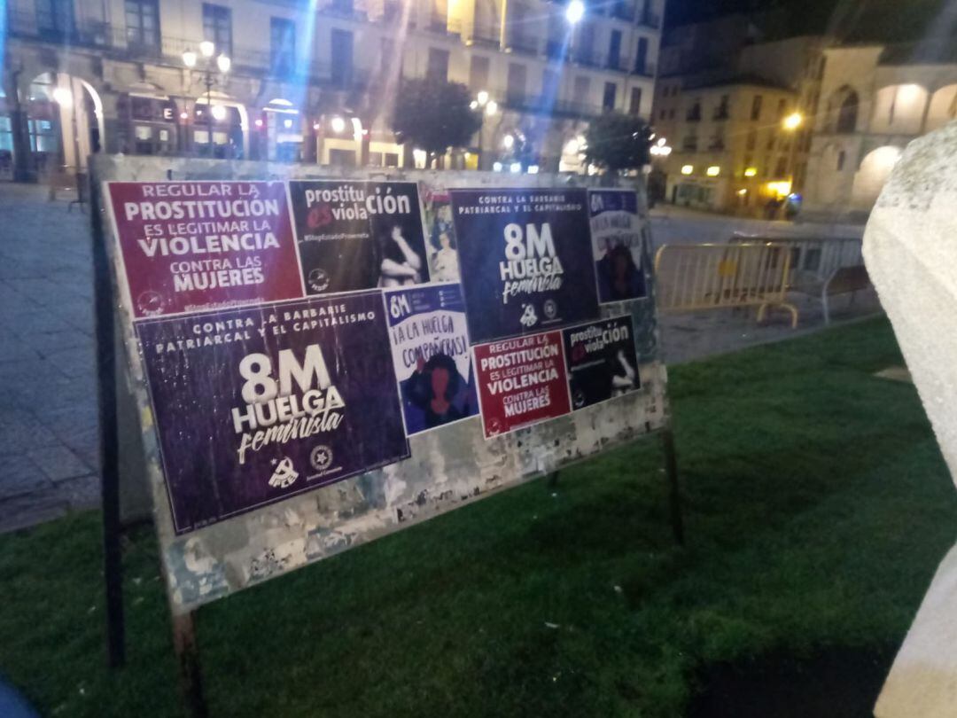 Carteles llamando a la huelga en la Plaza Mayor de la capital