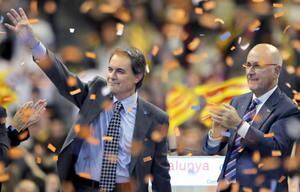 El candidato de Convergencia i Unió a la presidencia de la Generalitat, Artur Mas y el secretario general del partido, Josep Antoni Duran i Lleida, durante su intervención esta noche en el mitin final de campaña celebrado en el Palau Sant Jordi de Barcelo