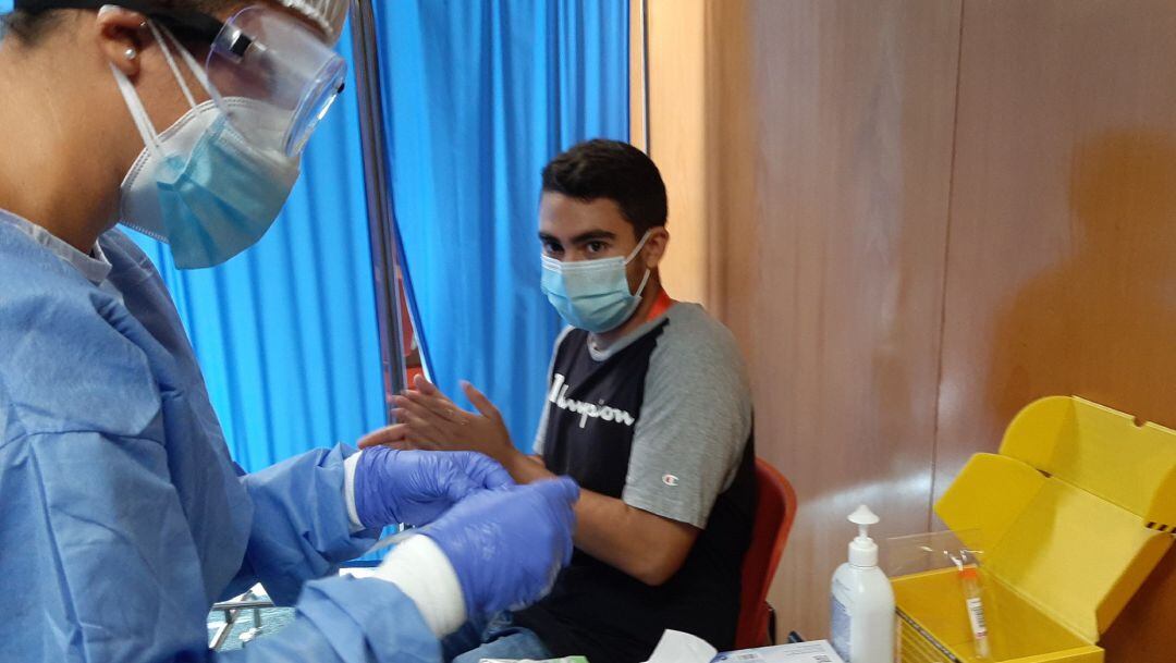 Profesional sanitario realiza una prueba PCR