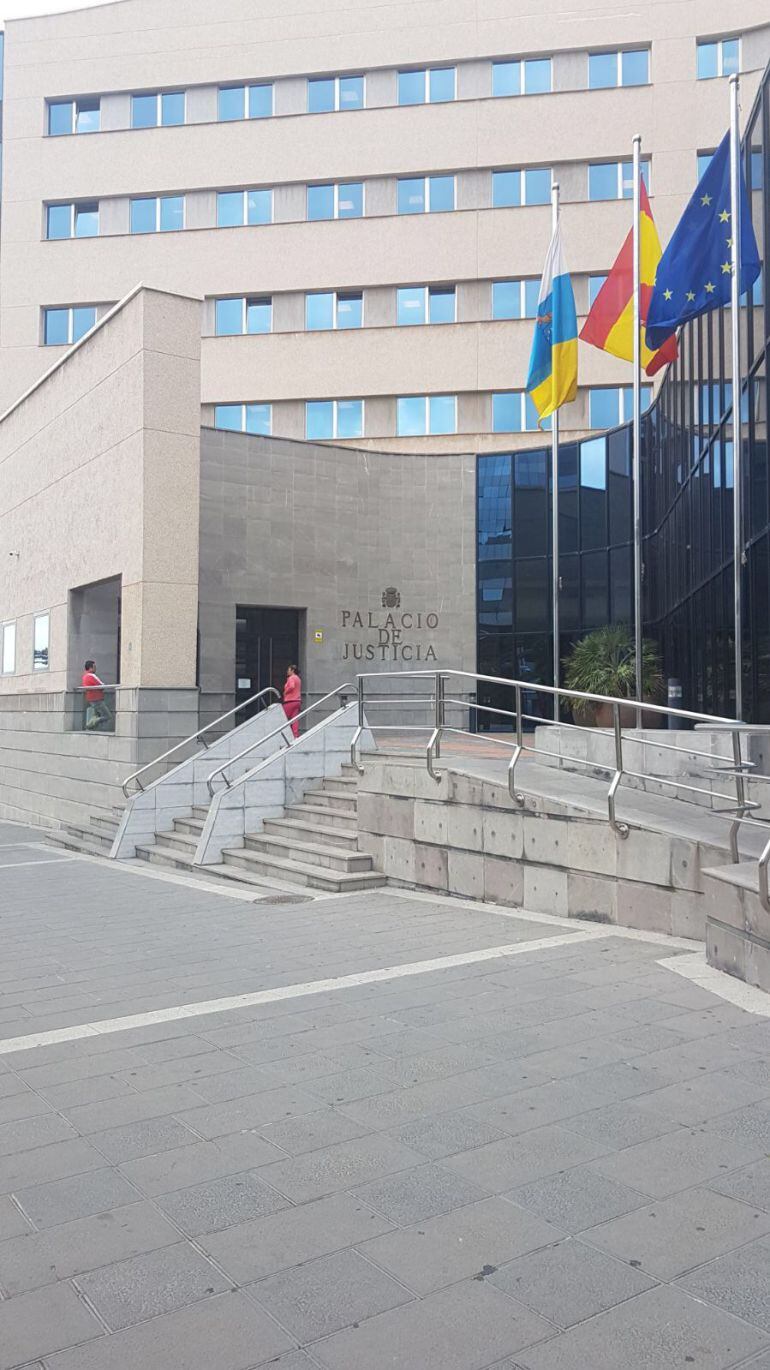 El Palacio de Justicia se encuentra en la zona de la Avenida Tres de Mayo. 