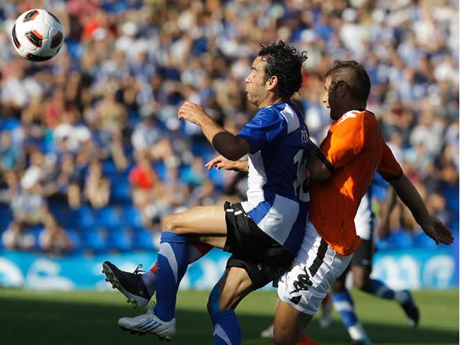 Francisco Pena y Joaquin Sanchez pelean un balón en el Hércules - Valencia disputado en el Rico Pérez