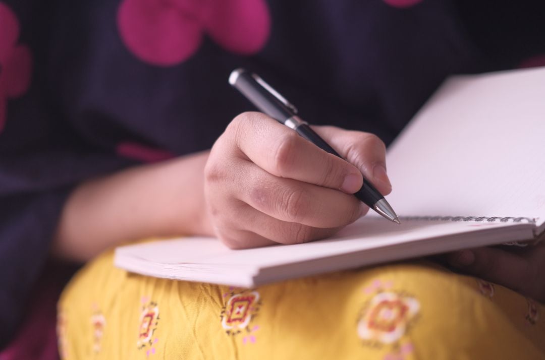 Un hijo escribe una carta de aniversario a su madre como si la hubiera escrito su padre. 