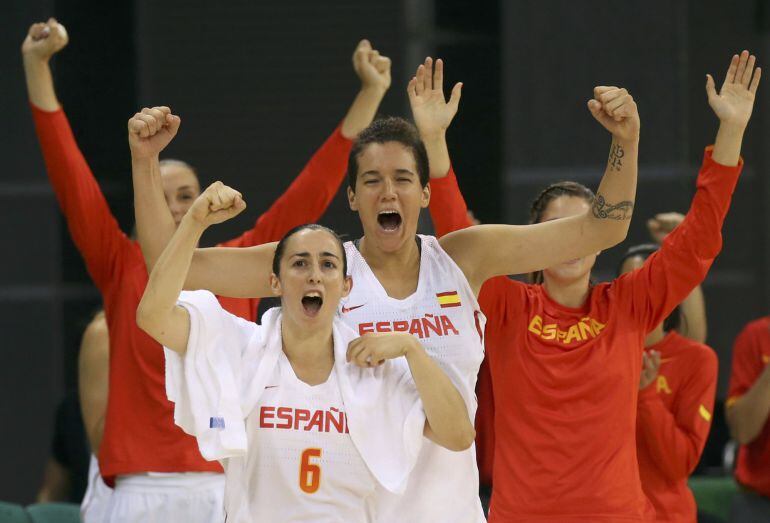 España celebra su victoria ante Canadá 