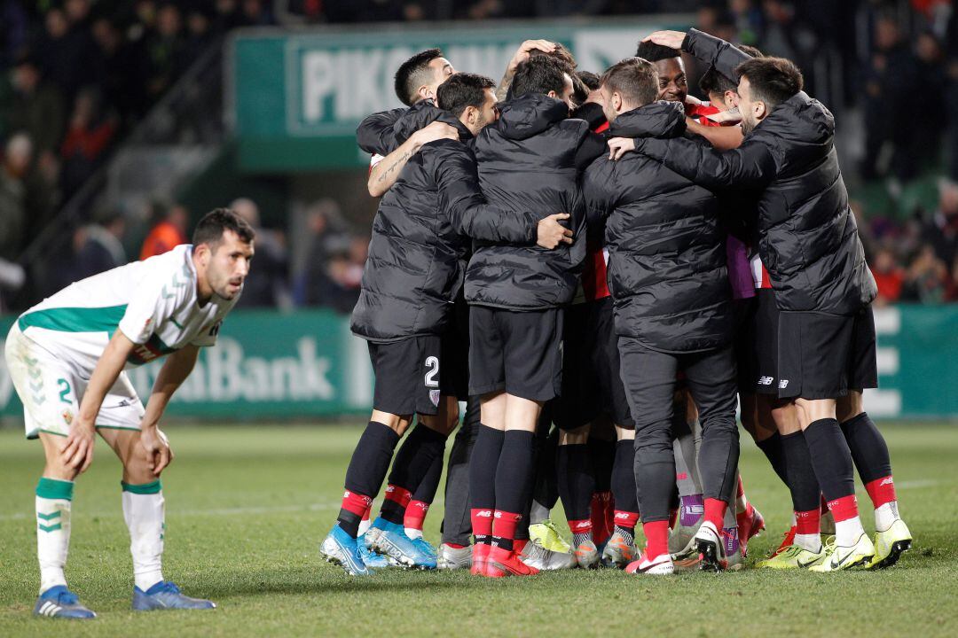 Los jugadores del Athletic celebran sobre el césped del Martínez Valero la clasificación para los octavos de final de la Copa