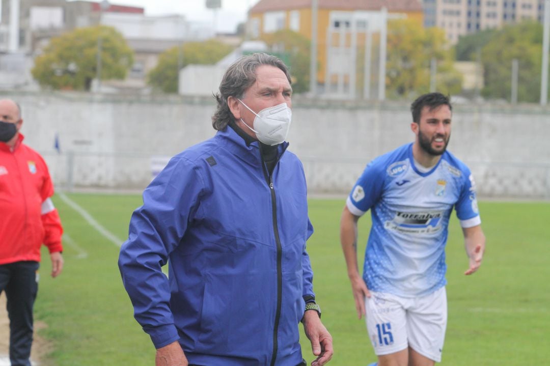 Esteban Vigo dirigiendo a su equipo en el derbi