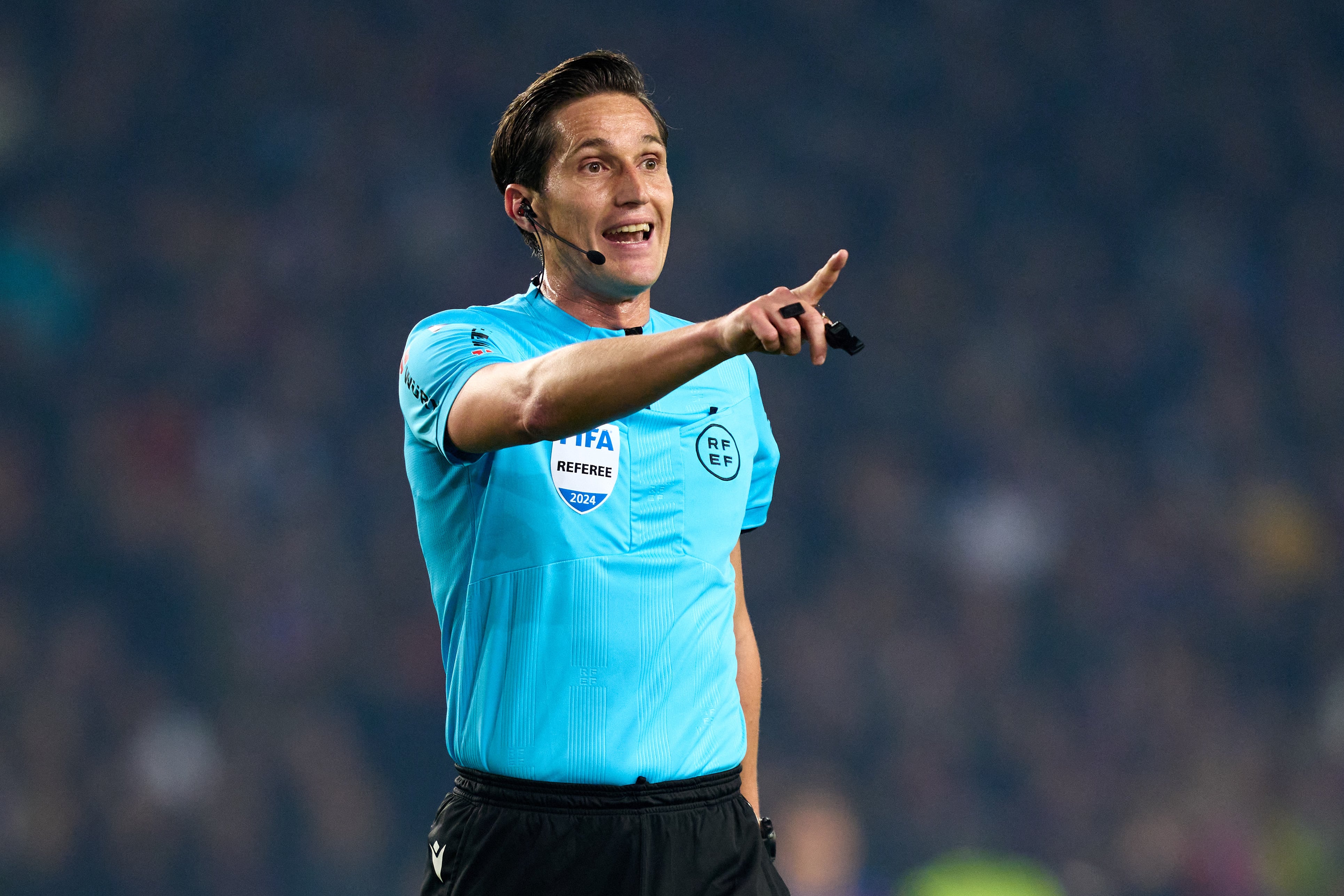 José Luis Munuera Montero durante el FC Barcelona-Villarreal CF. (Photo by Alex Caparros/Getty Images)