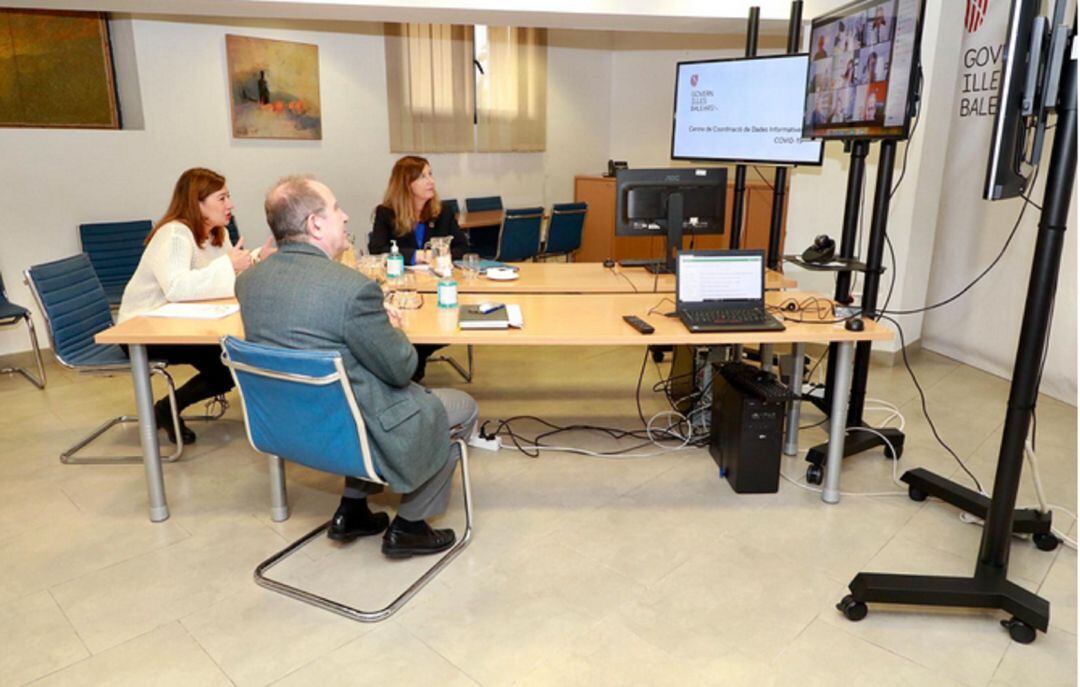 Imagen de la reunión de Armengol con los responsanbles de las áreas de salud.