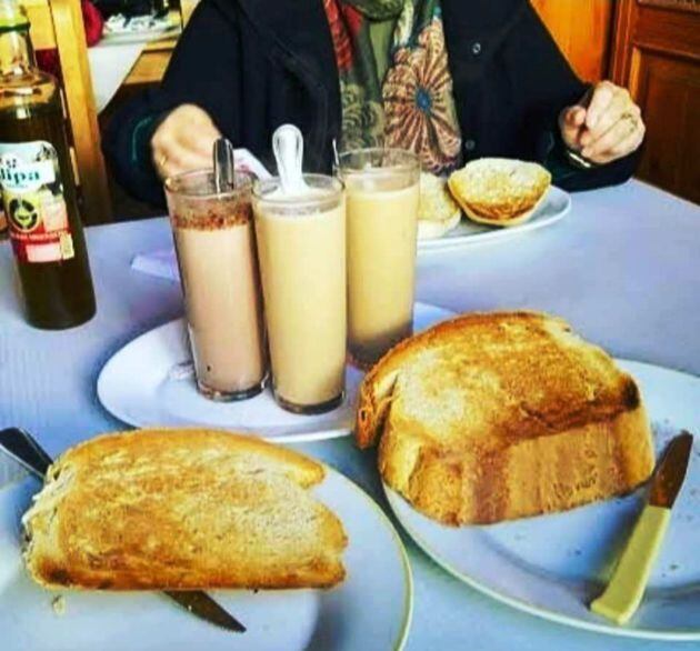 Rebanadas camperas y cafés en vasos de tubo en El Pollo II, en el Polígono de El Portal