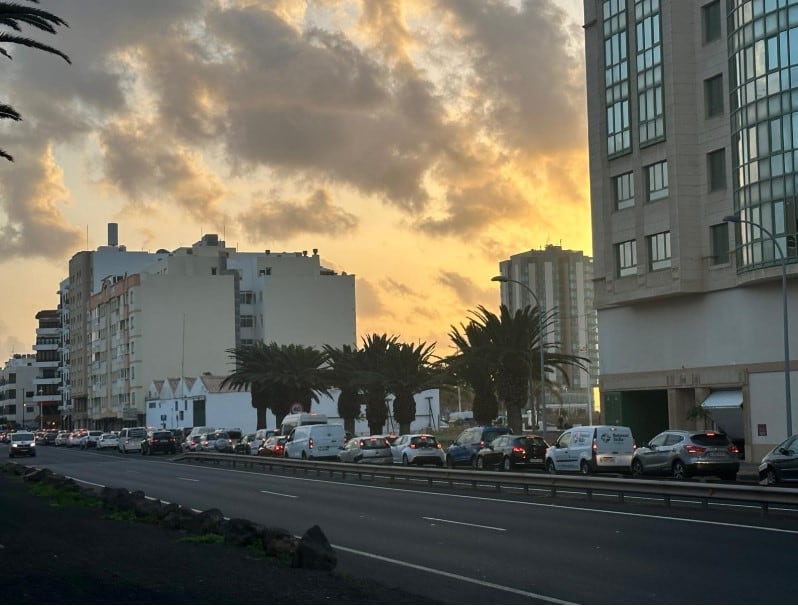 Importantes atascos en Arrecife por un accidente de tráfico.