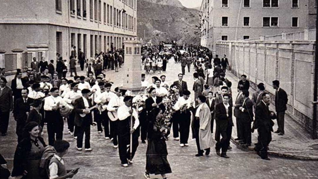 Rondalla de Priego por la calle Astrana Marín, 1954. 