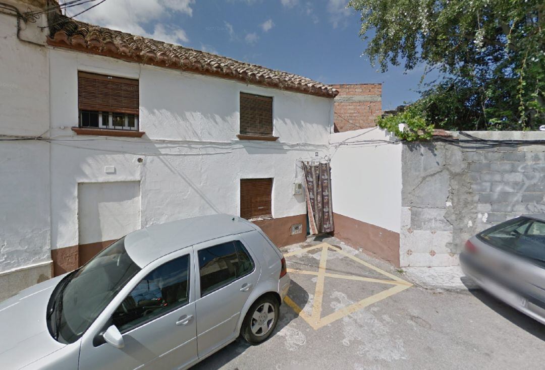 Vivienda siniestrada en el número 42 de la calle Palos de Maracena