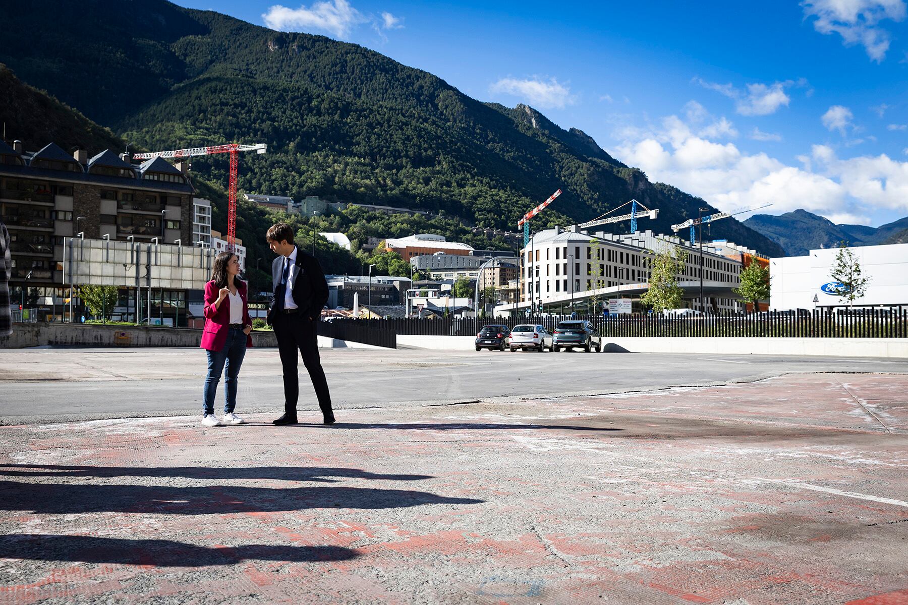 Els cònsols d'Anodrra la Vella, Sergi González i Olalla Losada, a l'espai on s'ubicarà el recinte firal i la nova casa pairal