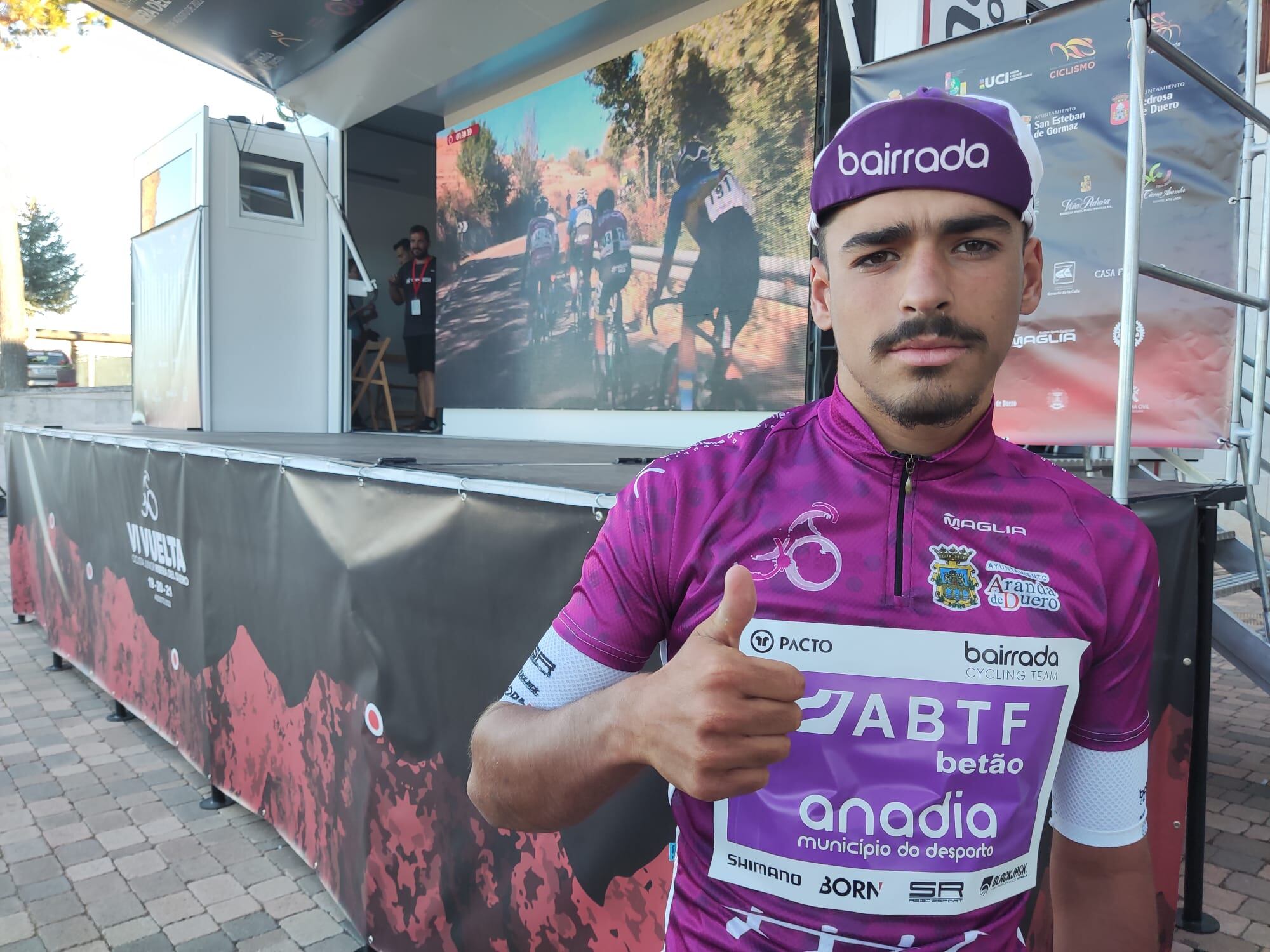 El portugués Antonio Morgado (Bairrada) con el maillot de líder tras ganar la primera etapa de la Vuelta a la Ribera