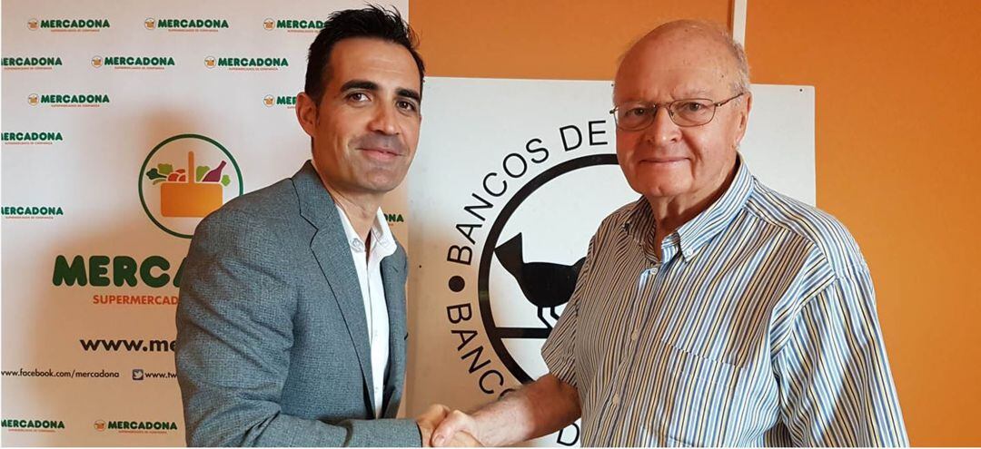 Juan Vicente Peral, director del Banco de Alimentos de Alicante (d), junto a Luis Consuegra, director de Relaciones Externas de Mercadona en Alicante (i).