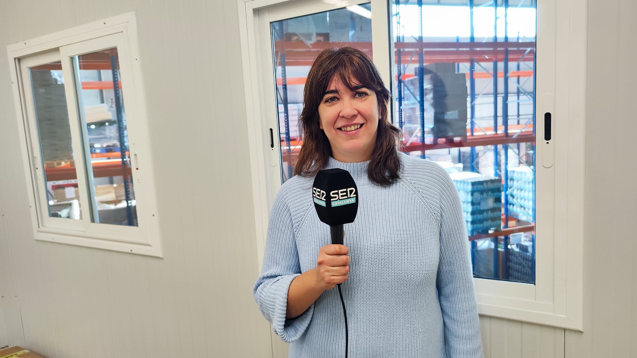 Un moment de l'entrevista a Ràdio Lleida de Teresa Farré, a les instal·lacions del Banc dels Aliments de les Comarques de Lleida al polígon Neoparc.