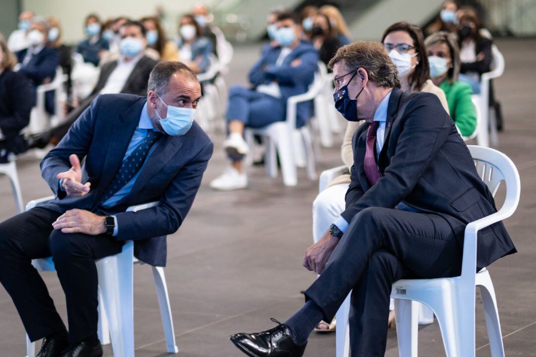 Feijóo y el conselleiro de Sanidade, Julio García Comesaña.