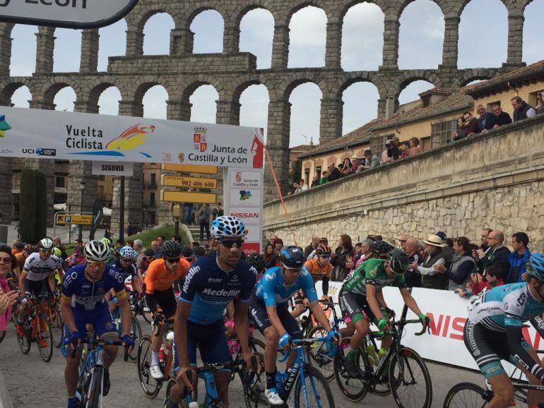 La prueba ha partido neutralizada de la plaza Oriental, para realizar una vuelta al circuito de la Piedad