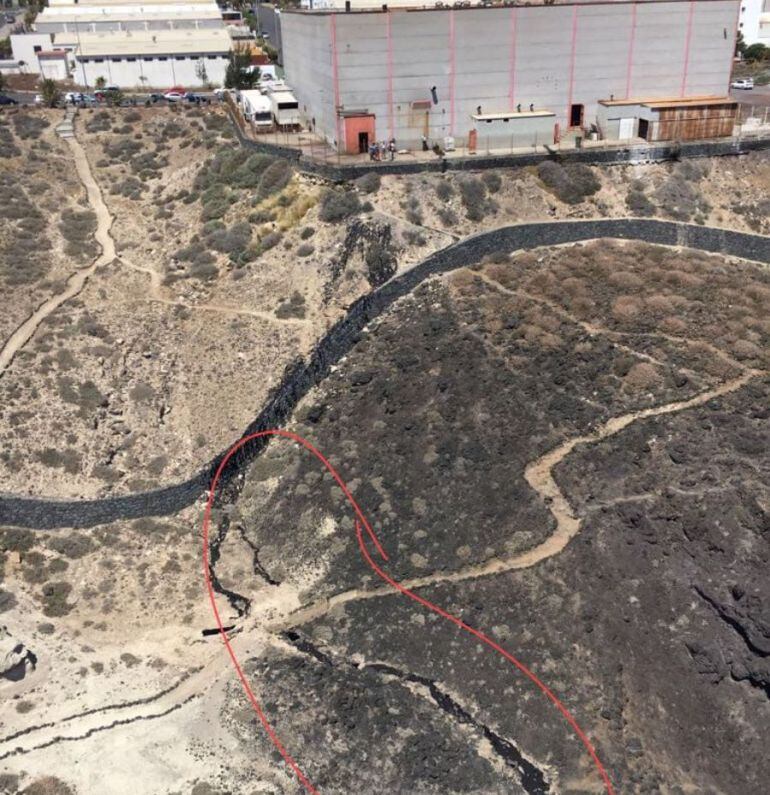 Limpiar los 30.000 litros de fueloil filtrados en tierra llevará tiempo