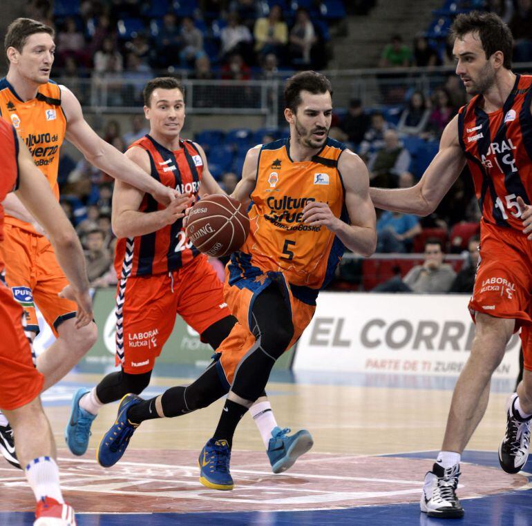 GRA081 VITORIA, 29/3/2015.-El escolta del Valencia Basket, Pau Ribas intenta llegar a canasta ante la oposición del pivot bosnio del Caja Laboral, Mirza Begic, durante el partido de la 26ª jornada de la Liga Endesa que ambos equipos disputaron hoy en el pabellón Fernando Buesa Arena de Vitoria. EFE/ADRIÁN RUIZ DE HIERRO