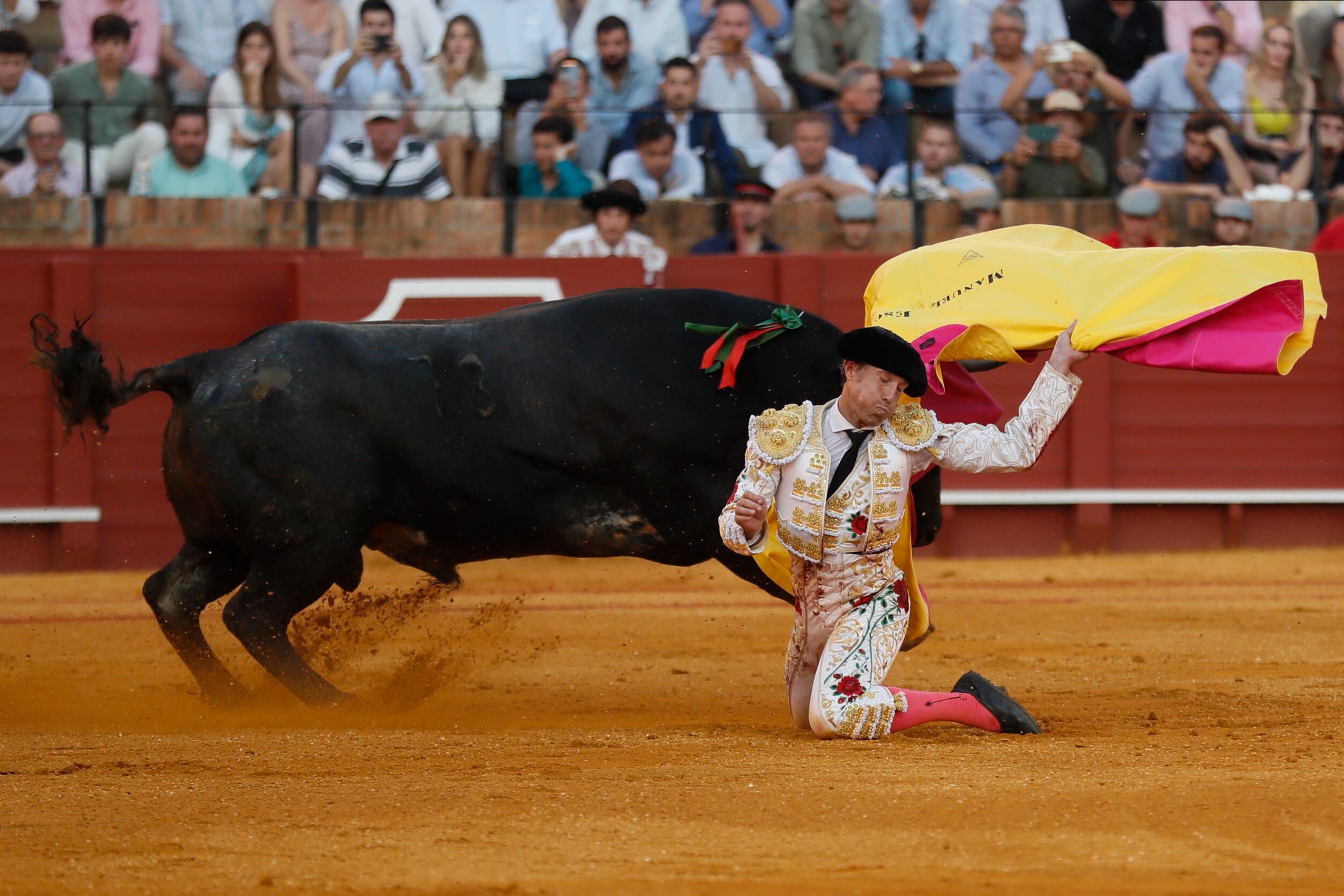 SEVILLA, 08/05/2022.- El diestro Manuel Escribano recibe portagayola al sexto de la tarde durante el decimocuarto festejo de abono de la Feria de Abril celebrado hoy domingo en la Real Maestranza de Sevilla. EFE/José Manuel Vidal.
