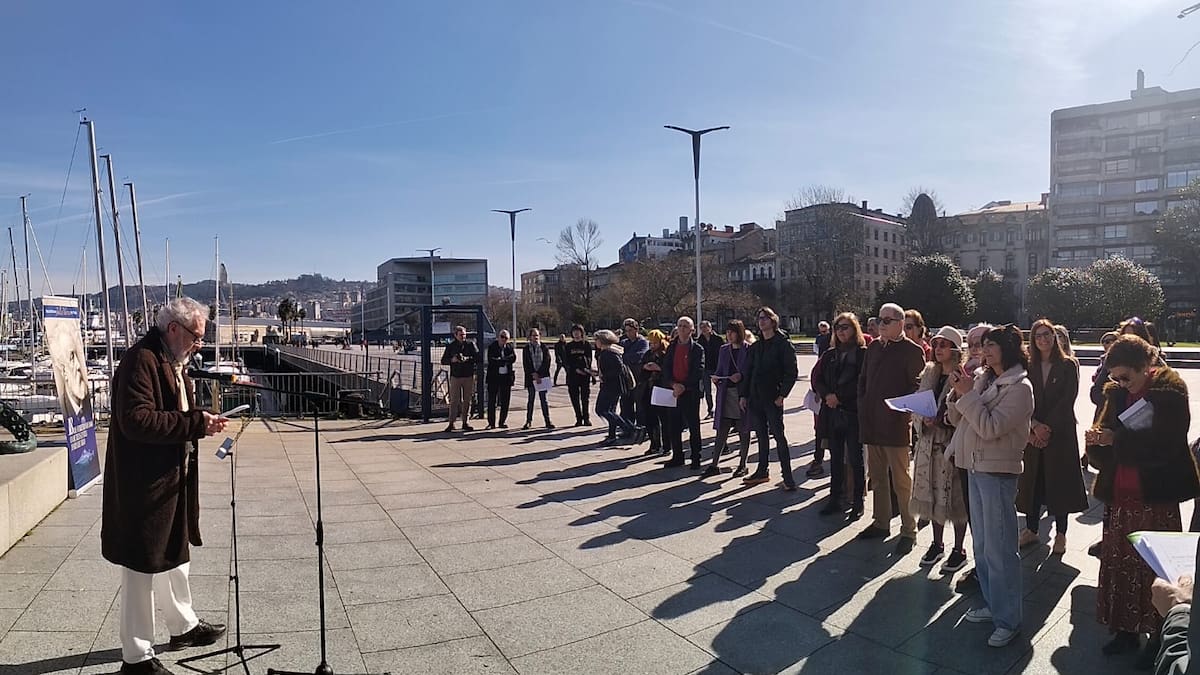 Reportaje sobre la lectura del capítulo "Bahía de Vigo" de 20.000 Leguas de viaje submarino en la estatua de Julio Verne