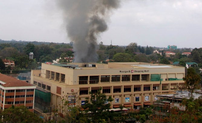 El humo se eleva desde el centro comercial Westgate en Nairobi tras una serie de explosiones