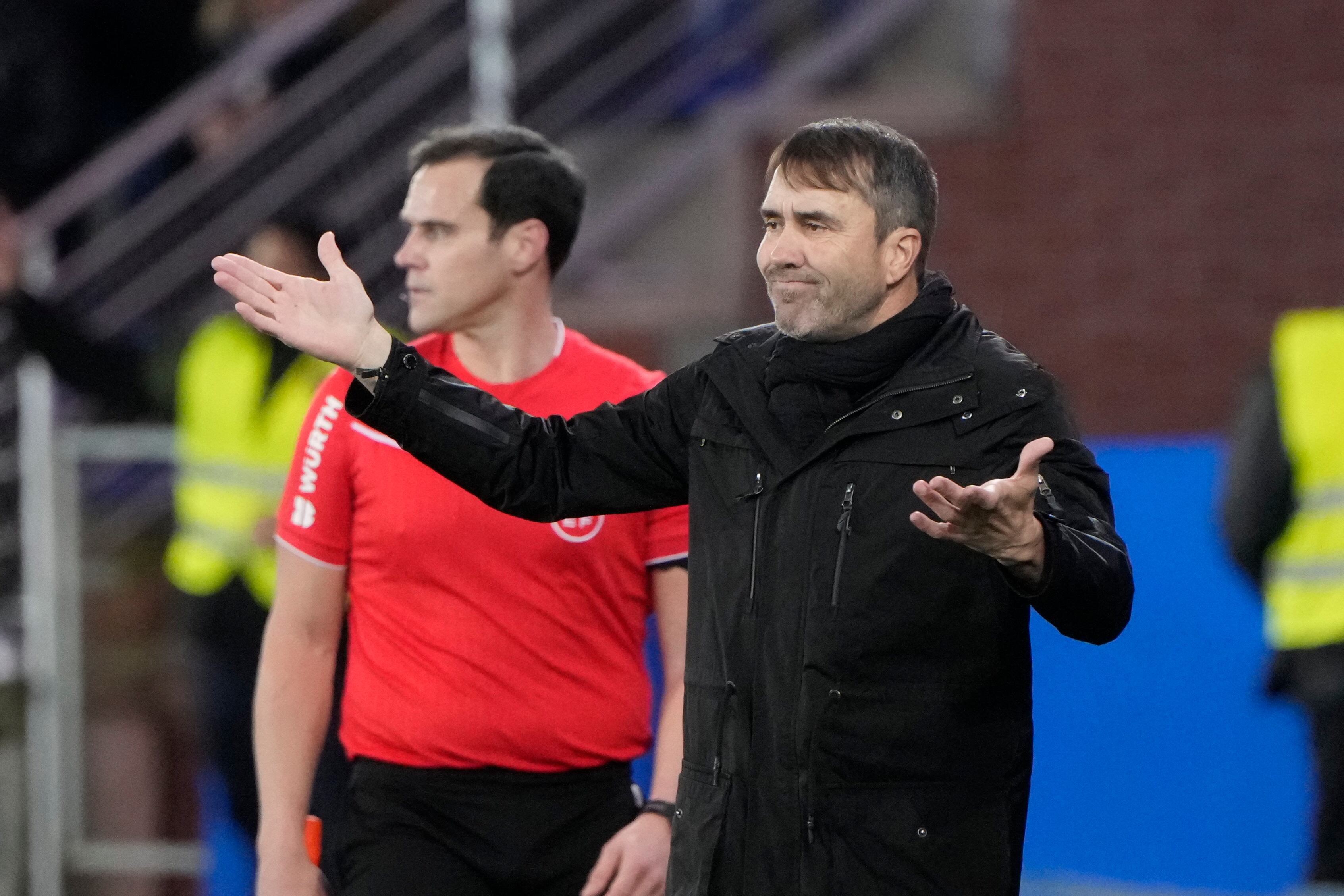 Vitoria, 23/02/2026.- El entrenador del Alavés, Eduardo Coudet, durante el encuentro correspondiente a la jornada 25 de LaLiga EA Sports que disputan Alavés y Girona en el estadio de Mendizorroza, este lunes en Vitoria. EFE/ Adrián Ruiz Hierro