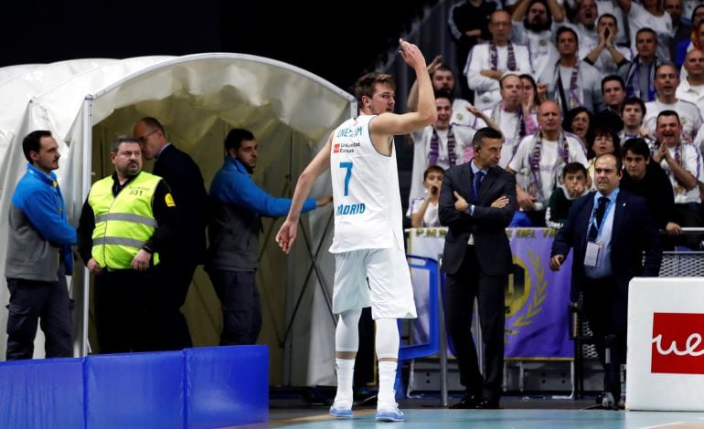 Momento en el que Doncic se retira del partido expulsado. 