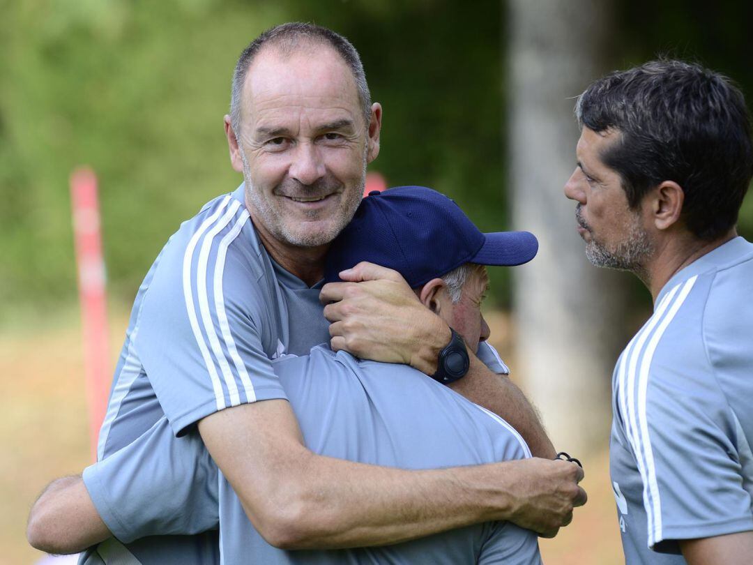 Víctor Fernández junto al cuerpo técnico del Real Zaragoza durante la concentración en Boltaña