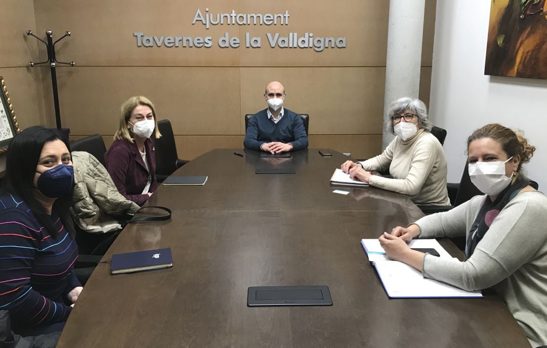 Reunión para abordar las necesidades del comercio local de Tavernes 