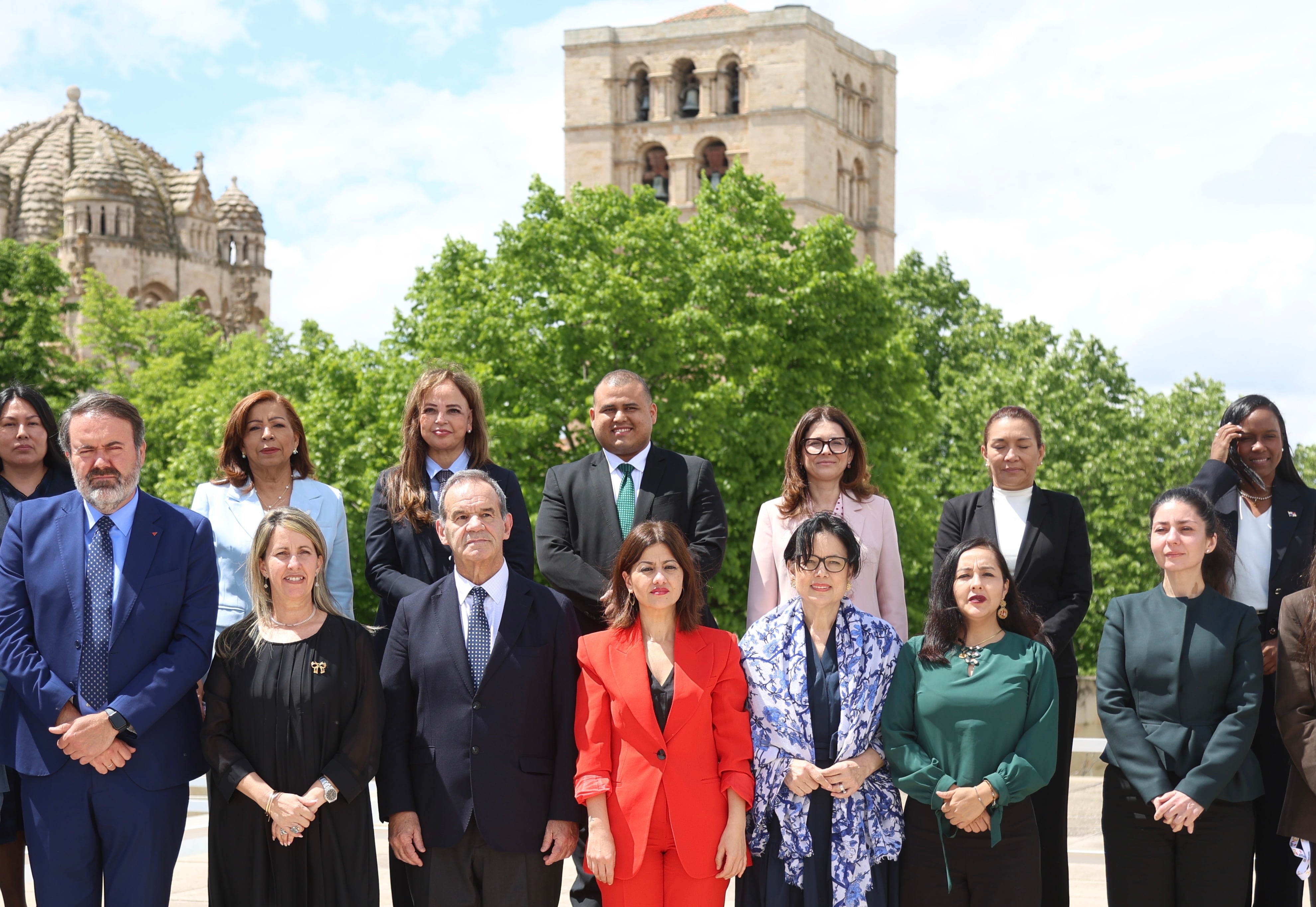 ZAMORA, 29/04/2026.- La ministra de Juventud e Infancia, Sira Rego (c), posa para la foto de familia acompañada de las delegaciones participantes en la XIII Reunión Ministerial Iberoamericana de Infancia y Adolescencia y la XX Reunión Ministerial Iberoamericana de Juventud que se celebra este miércoles en Zamora. EFE/Mariam A. Montesinos