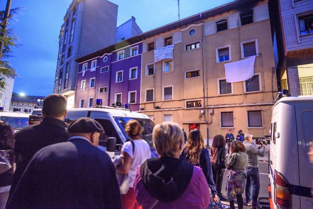 Agentes de la Ertzaintza vigilan la puerta del edificio de la localidad vizcaína de Santurtzi, ante el que este miércoles se ha celebrado una concentración vecinal para intentar forzar la salida de los &#039;okupas&#039; de la vivienda.