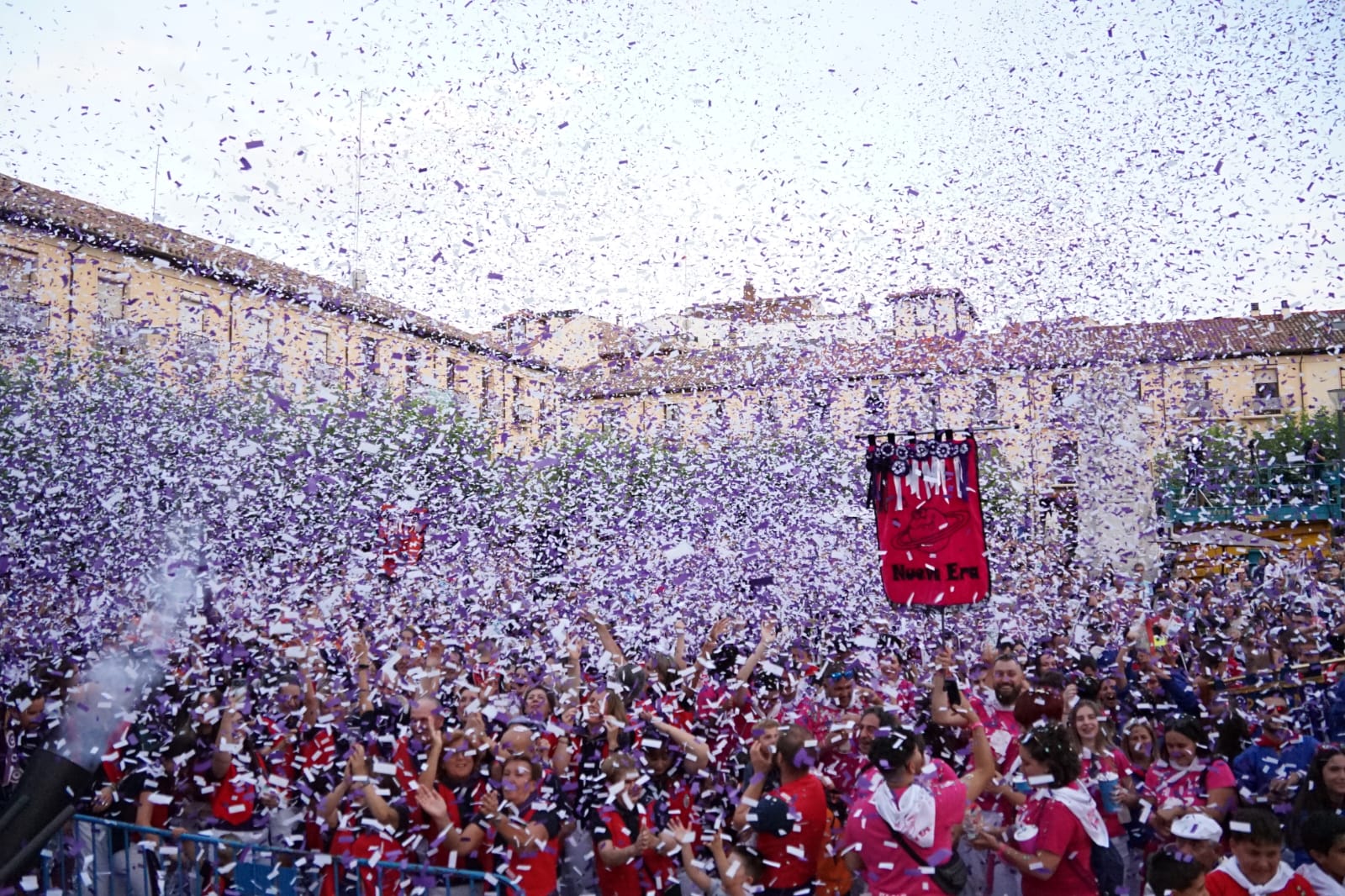 Así lucía la Plaza Mayor tras el lanzamiento del cohetón que abre las fiestas de San Antolín