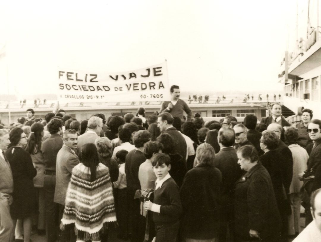 Un grupo de personas se despiden antes de un viaje.